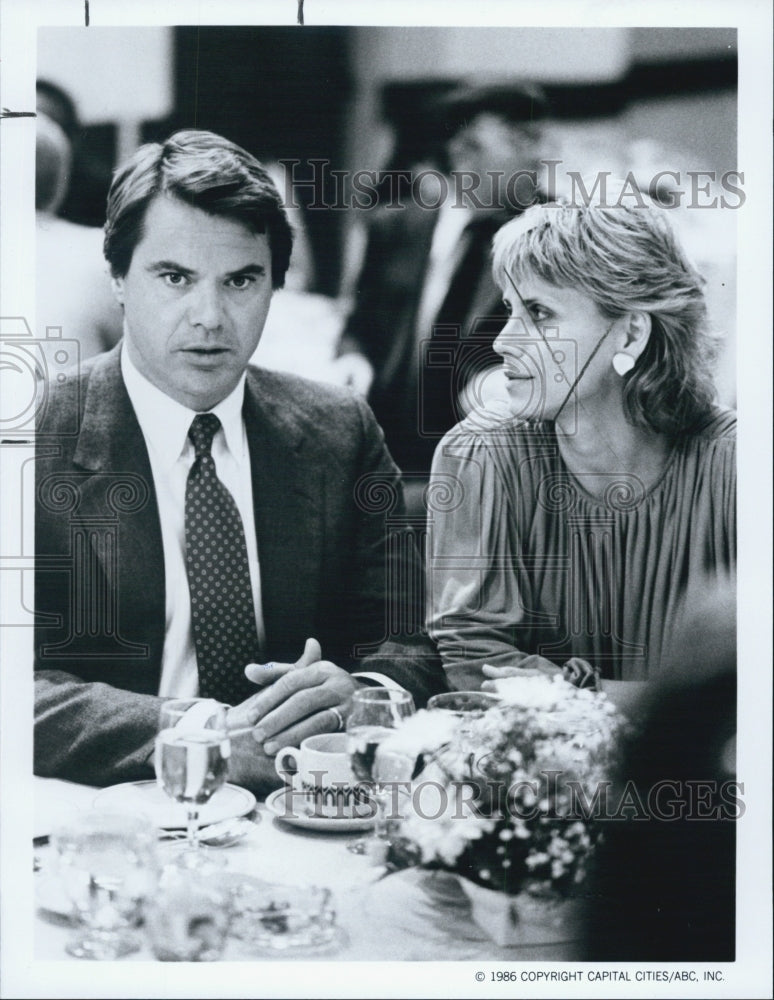 1987 Press Photo Cindy Pickett and Robert Urich in Amerika - Historic Images