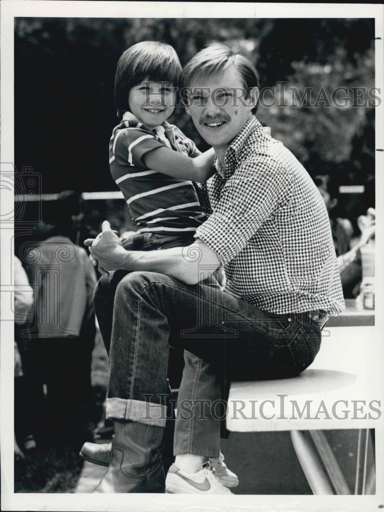 1980 Press Photo Justin Dana Richard Thomas Actors To Find My Son - Historic Images