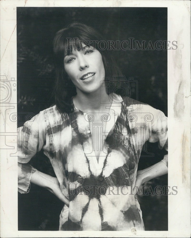 1977 Lily Tomlin In tie Die Likes To Drive Her Mercedes - Historic Images