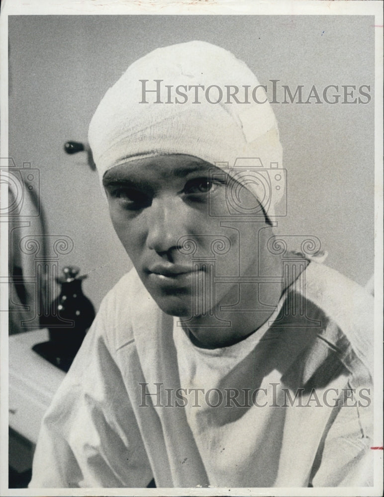 Press Photo Richard Thomas Stars As John-Boy In The Waltons With Head Injury - Historic Images