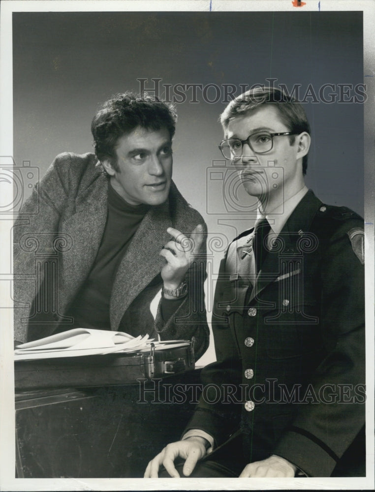 1975 Press Photo Cliff Gorman Richard Thomas Actor The Silence - Historic Images