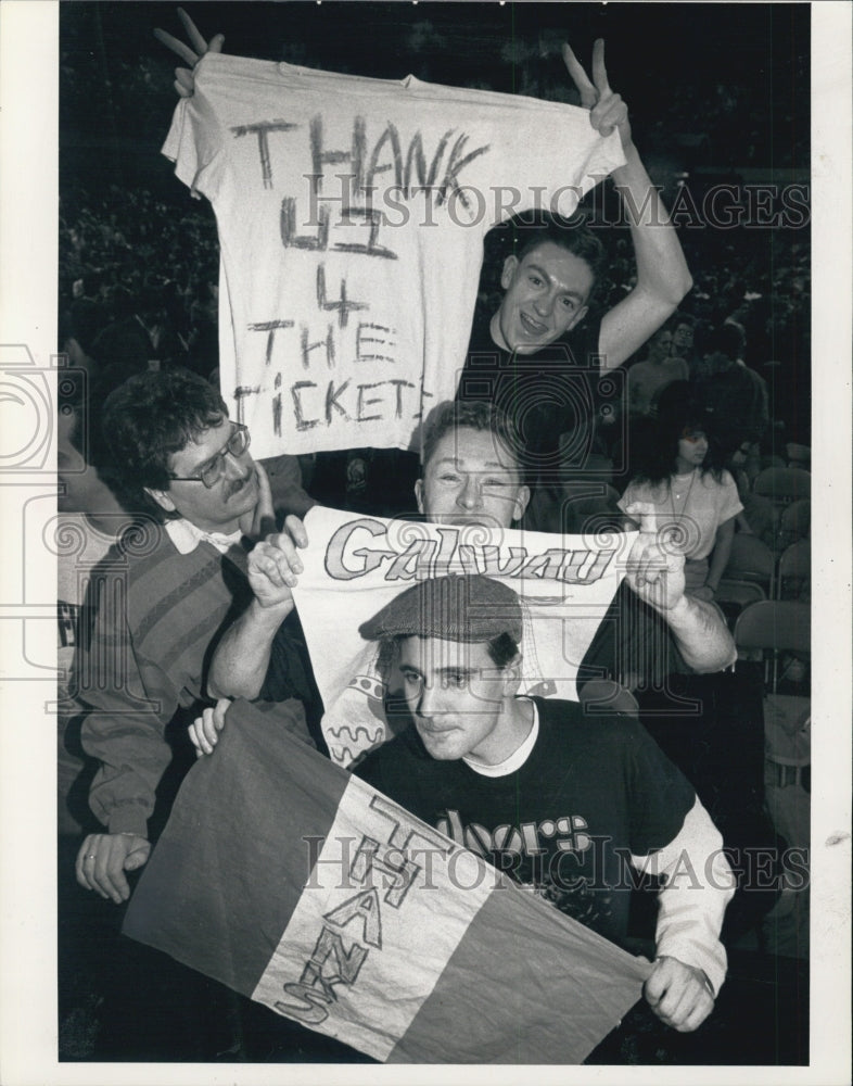 1992 Press Photo Lowell Students At U2 Concert With Fan Banners In Boston - Historic Images