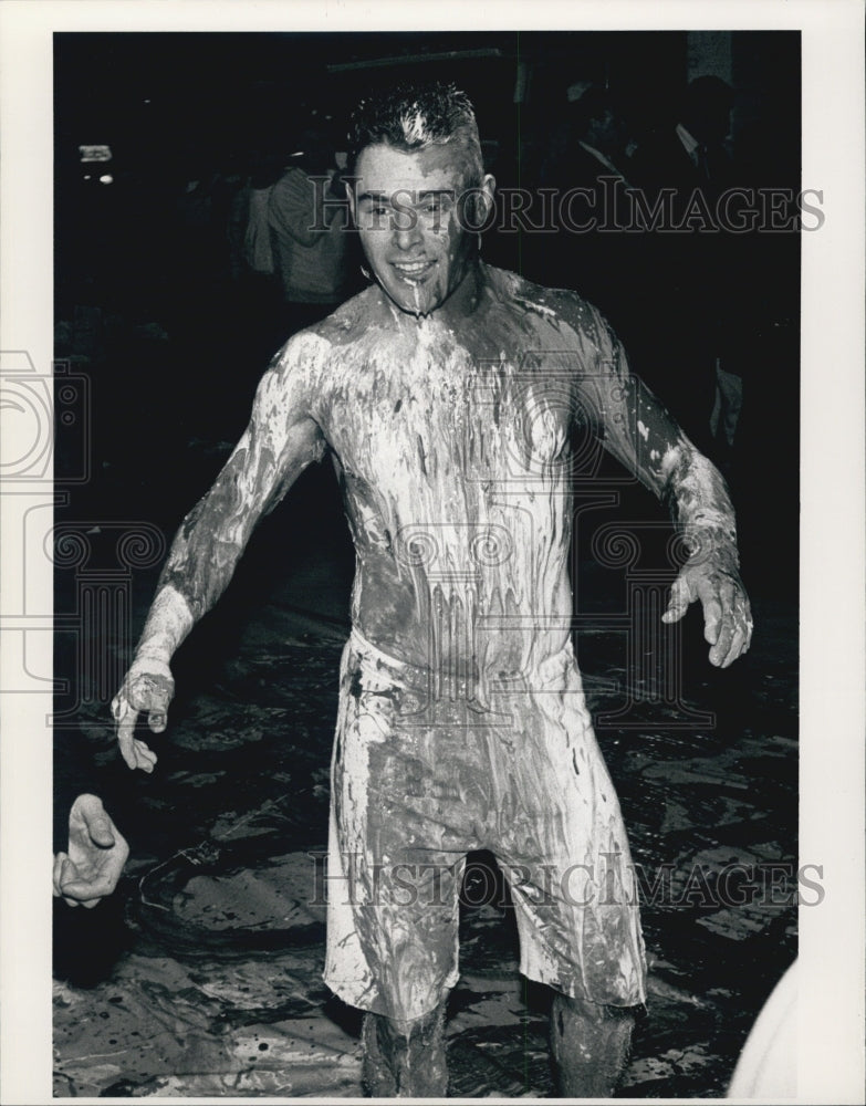 1992 Press Photo Man Covered With Latex Paint Tries To Win U2 Tickets On WBCN - Historic Images