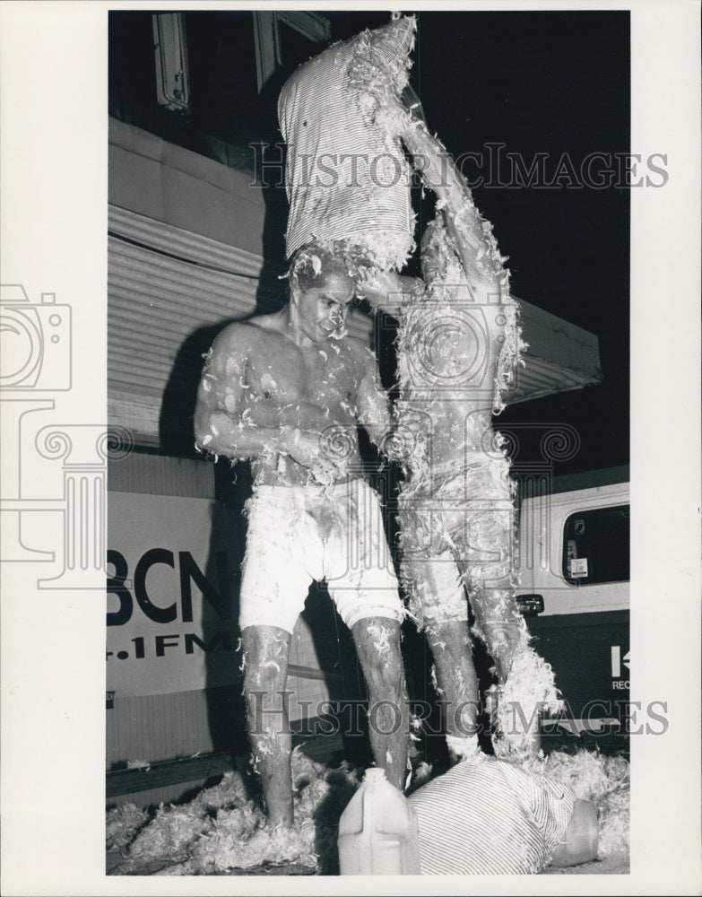 1992 Press Photo Kevin Donohue &amp; Greg Pasaros cover each other with feathers &amp; - Historic Images