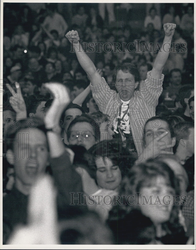 1992 Press Photo U2 Concert Fans - Historic Images