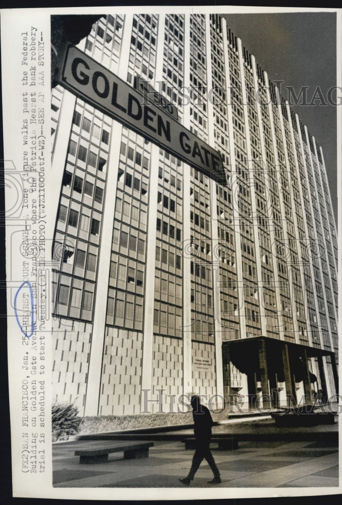 1976 Press Photo Hearst Court Scene figure walks past Golden Gate Avenue - Historic Images