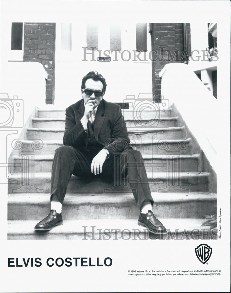 1995 Press Photo Elvis Costello Singer And Songwriter For Warner Bros. Records - Historic Images