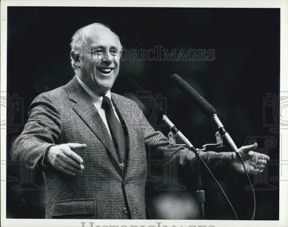 Press Photo Red Auerbach, loves a crowd - Historic Images