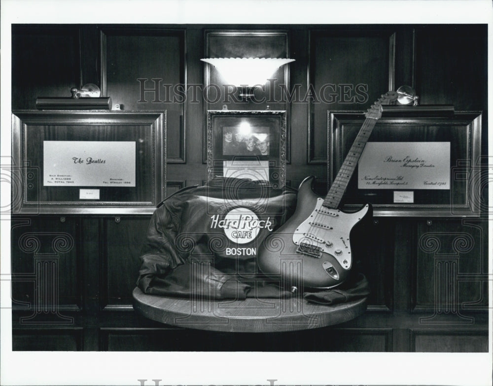 1995 Press Photo Beatles memorabilia at the Hard Rock Cafe - Historic Images