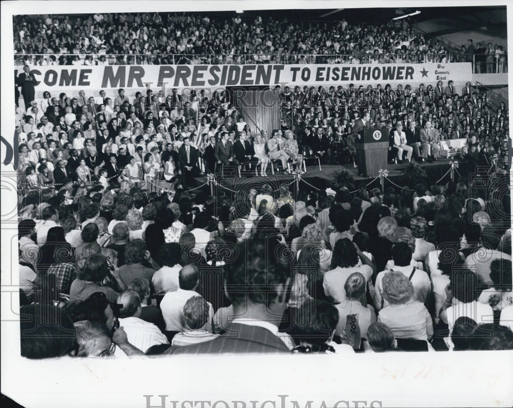 1972 Press Photo President Richard Nixon speaking at a rally - RSG17655 - Historic Images