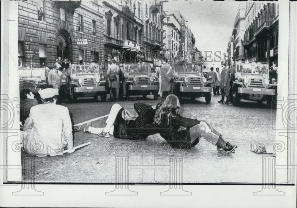 1969 Richard Nixon demonstration in Rome - Historic Images