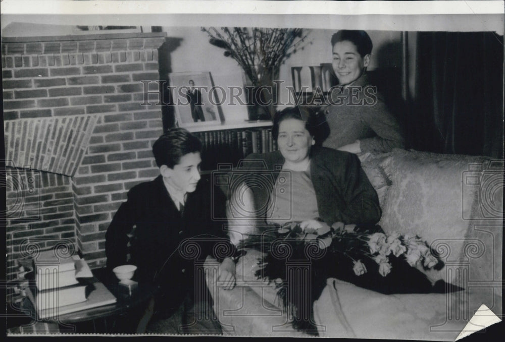 1941 Queen Marie of Yugoslavia with her sons Andrej and Yomislav - Historic Images