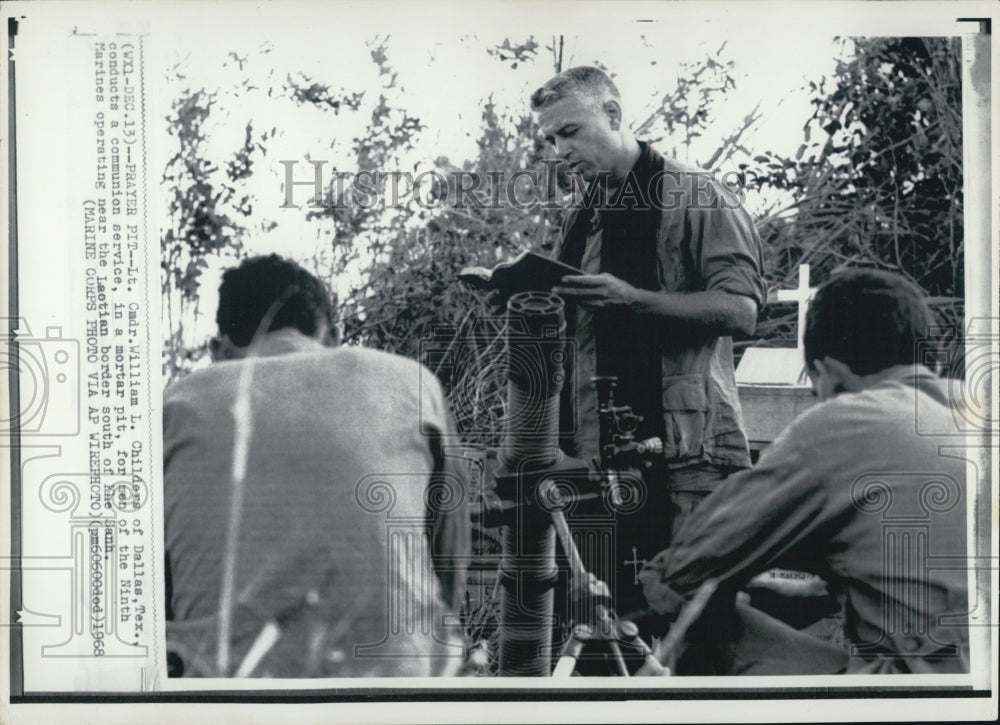 1968 Press Photo Lt. Cmdr. William L. Childers conducts communion service. - Historic Images