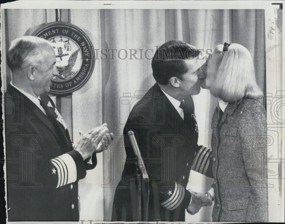 1968 Press Photo Astronaut Walter Schirra &amp; Wife Josephine. Adm. T.N. Moorer - Historic Images