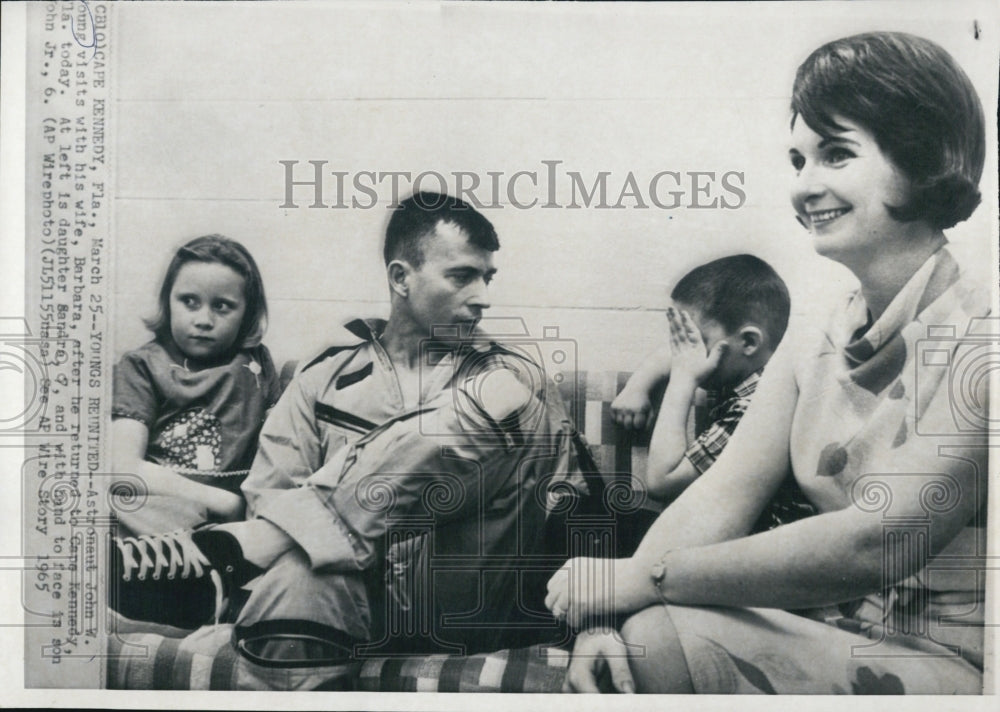 1965 Astronaut John Young, Barbara Young and their children. - Historic Images