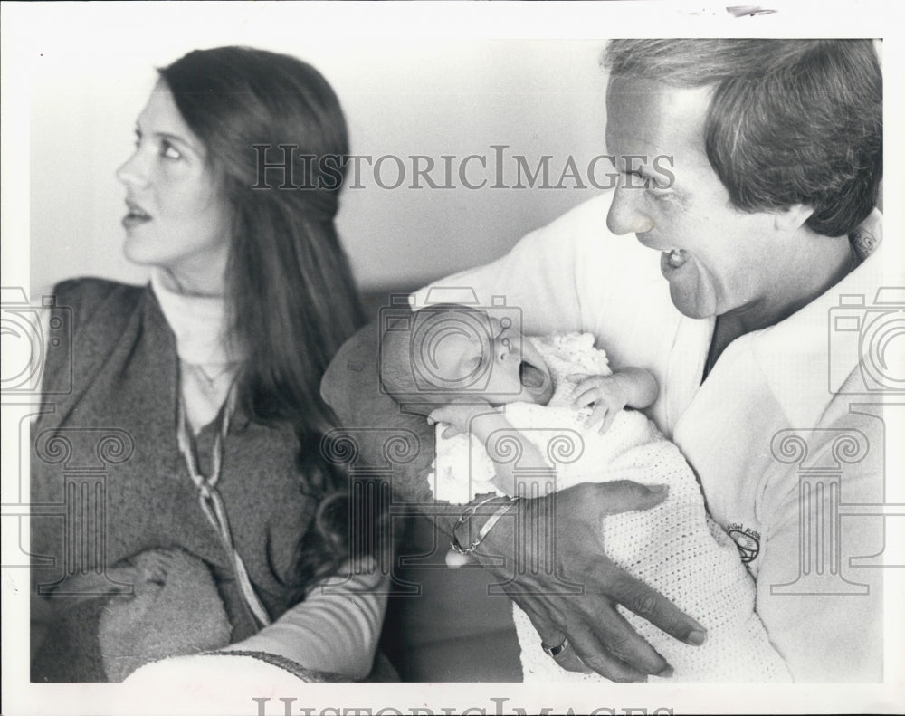1981 Press Photo Pat Boone holds his granddaughter and his daughter. - Historic Images