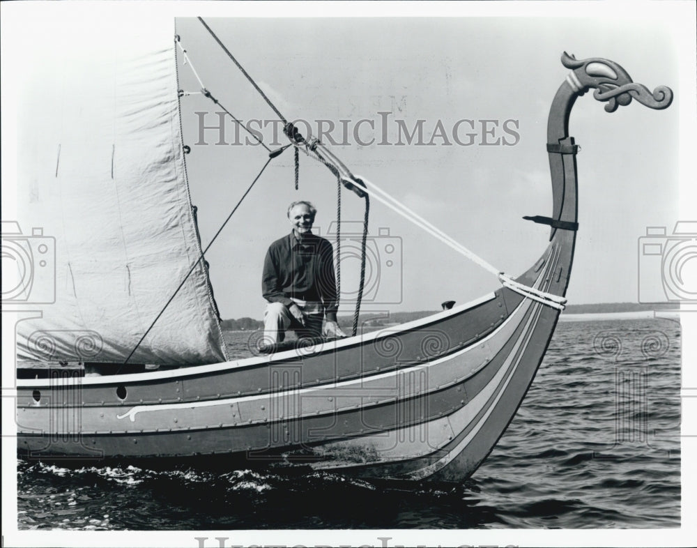 1998 Press Photo Alan Alda sets sail on reconstruction of Viking ship - Historic Images