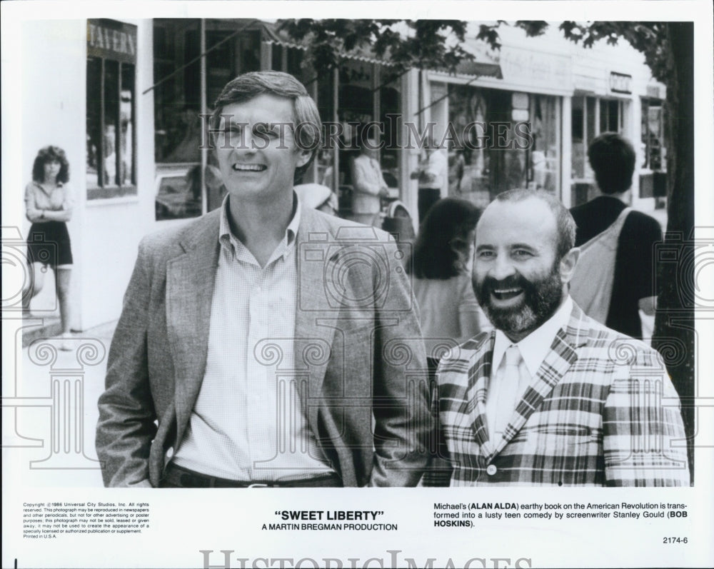 1986 Press Photo Alan Alda, Bob Hoskins in &quot;Sweet Libery&quot; - Historic Images