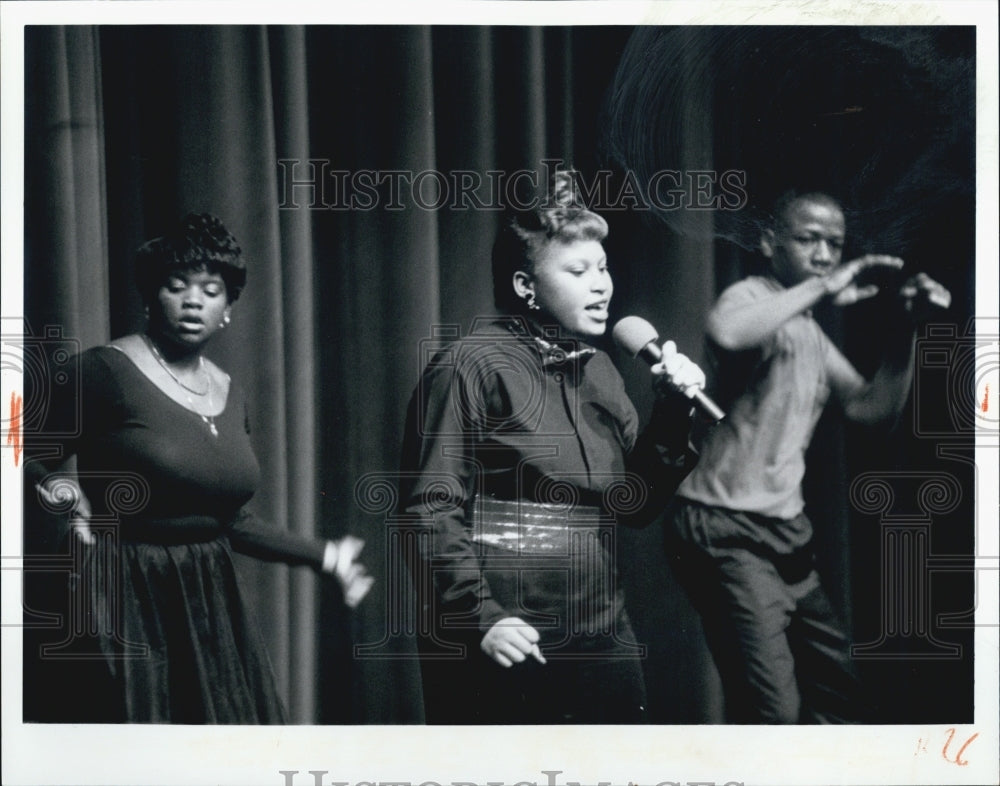 1992 Press Photo Fenger High School senior Antionetta Harris sings to raise mone - Historic Images