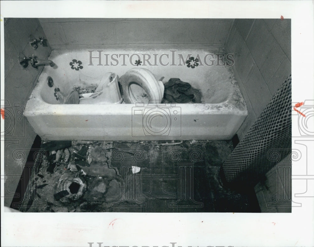 1991 Press Photo Bathtub in vacant apartment - Historic Images