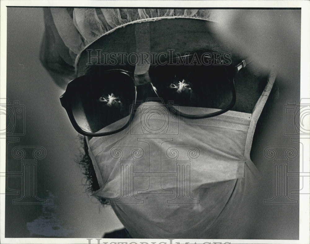 1982 Press Photo Surgery reflection in the glasses of the doctor&#39;s assistants. - Historic Images