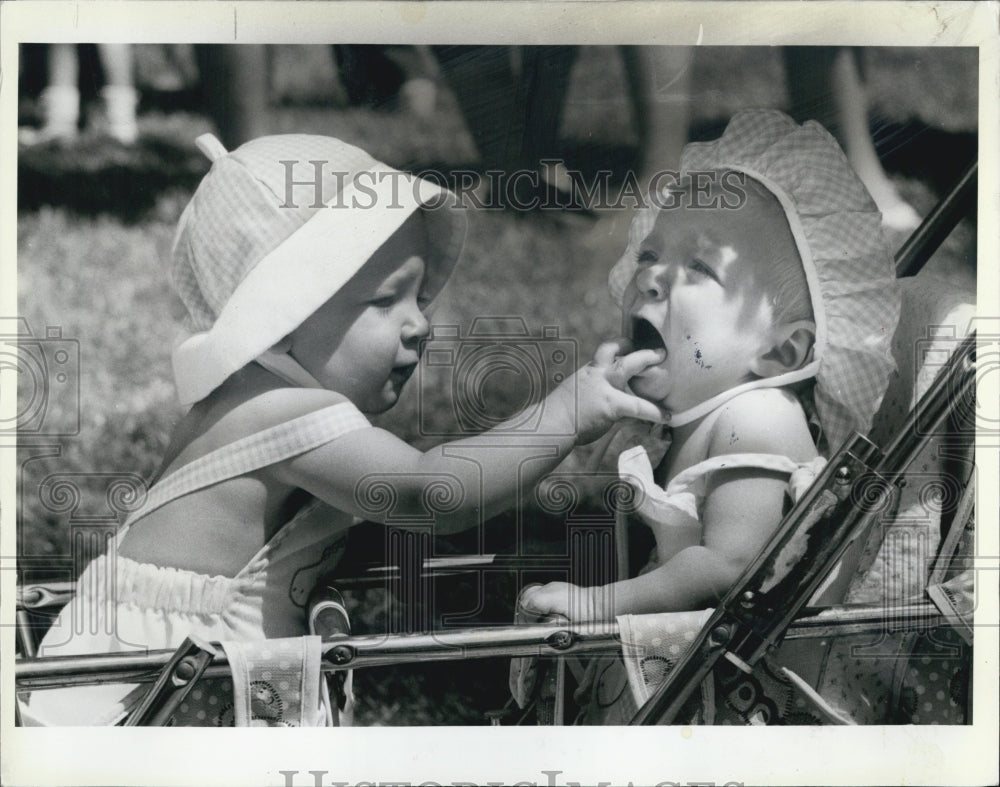 1984 Press Photo Michael Lyons trying to stop twin Michelle from crying - Historic Images