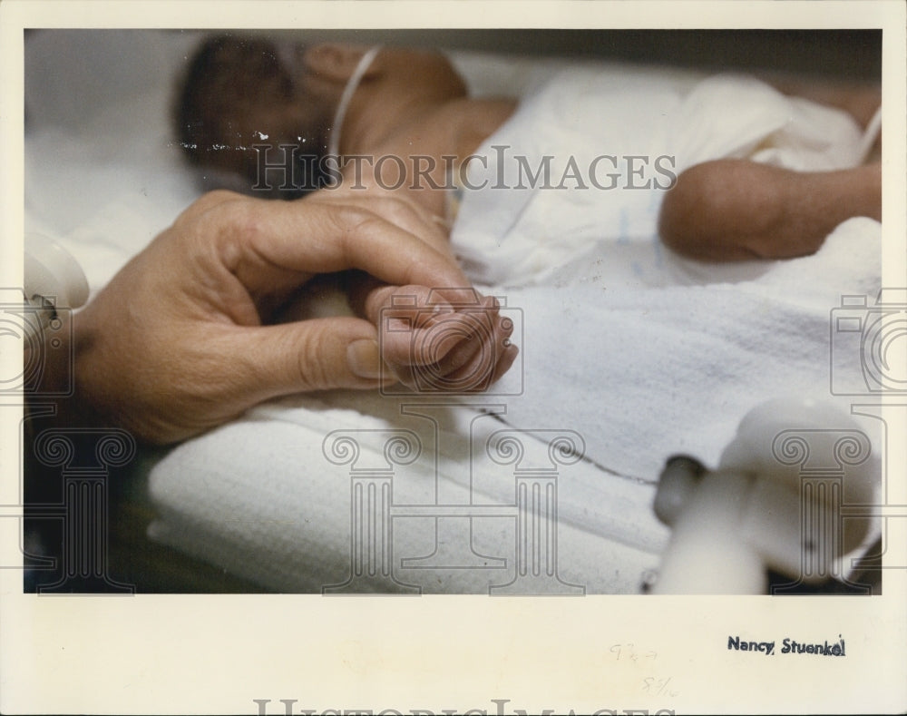 1992 Press Photo Babies born too soon. - Historic Images