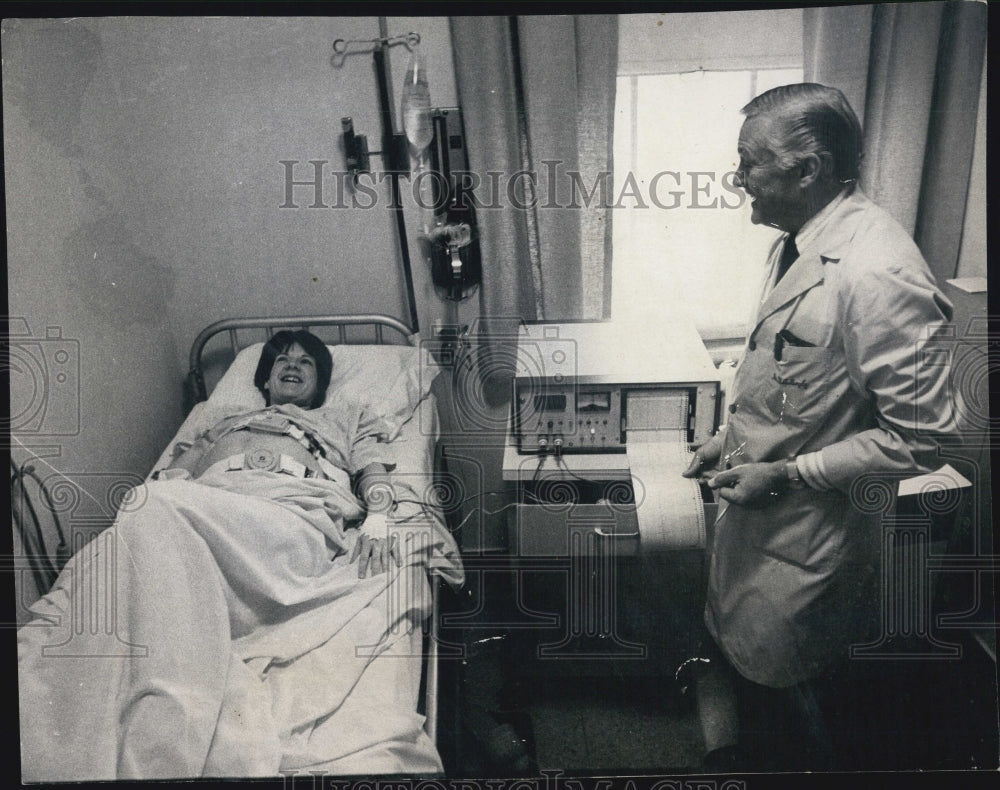 1975 Press Photo Mrs. Pat Walsh in labor room with Melyvn Pevly - RSG18465 - Historic Images