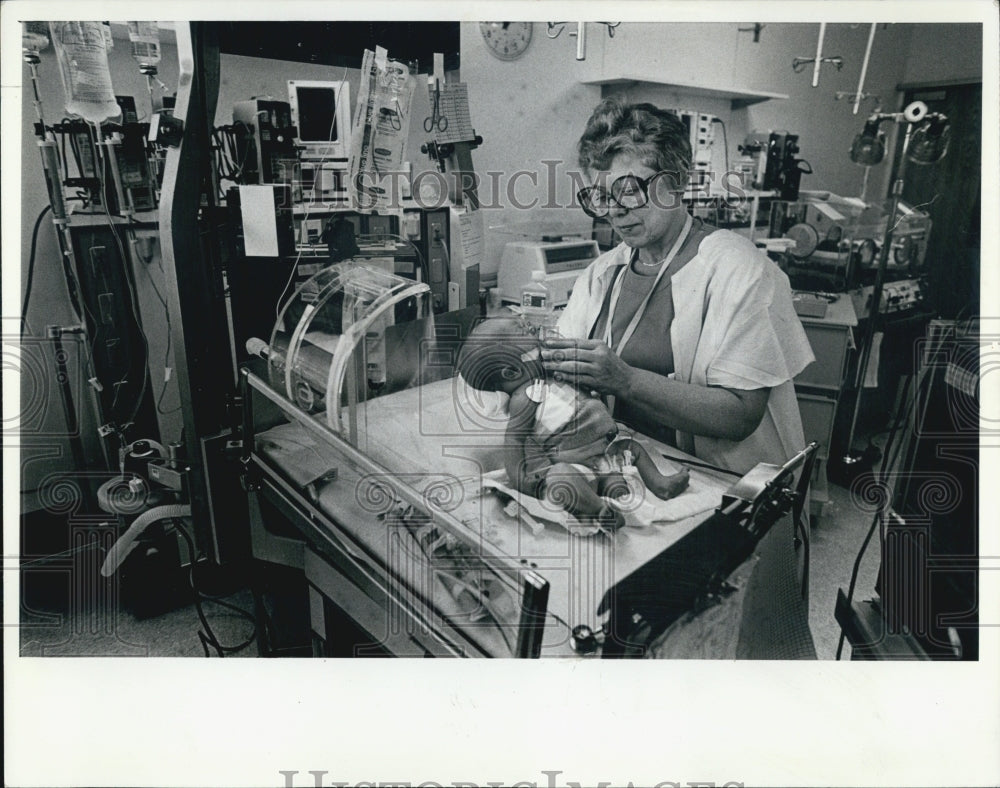 1982 Press Photo Gregory Ferante gets a breath of oxygen from therapist - Historic Images