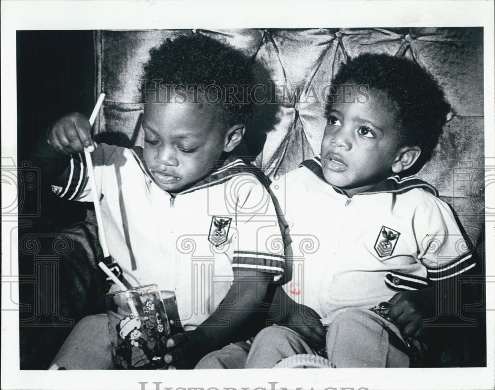 1982 Press Photo Adopt twins - Historic Images