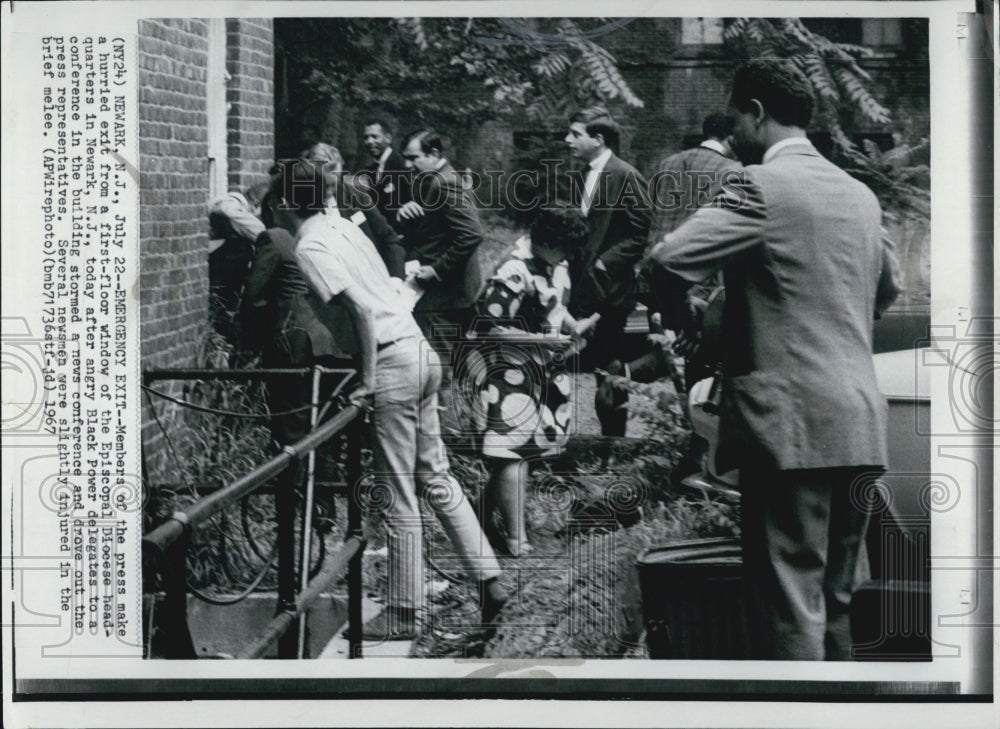 1967 Press Photo Press members escaping news conference after being driven out - Historic Images