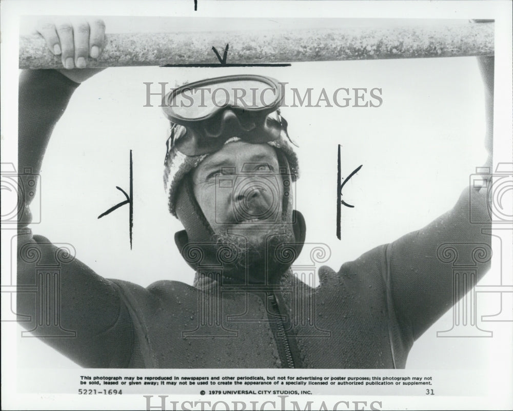 1980 Press Photo Rufus Ffolkes Roger Moore Movie - Historic Images