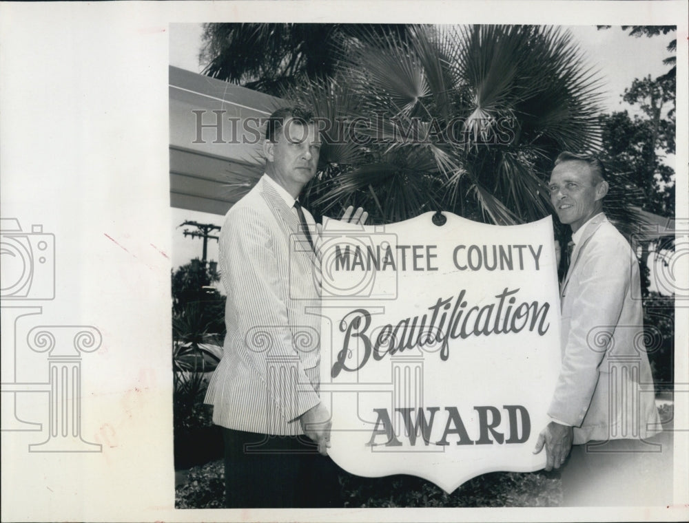 1968 Press Photo of chamber men with a Manatee County Beautification Award sign - Historic Images