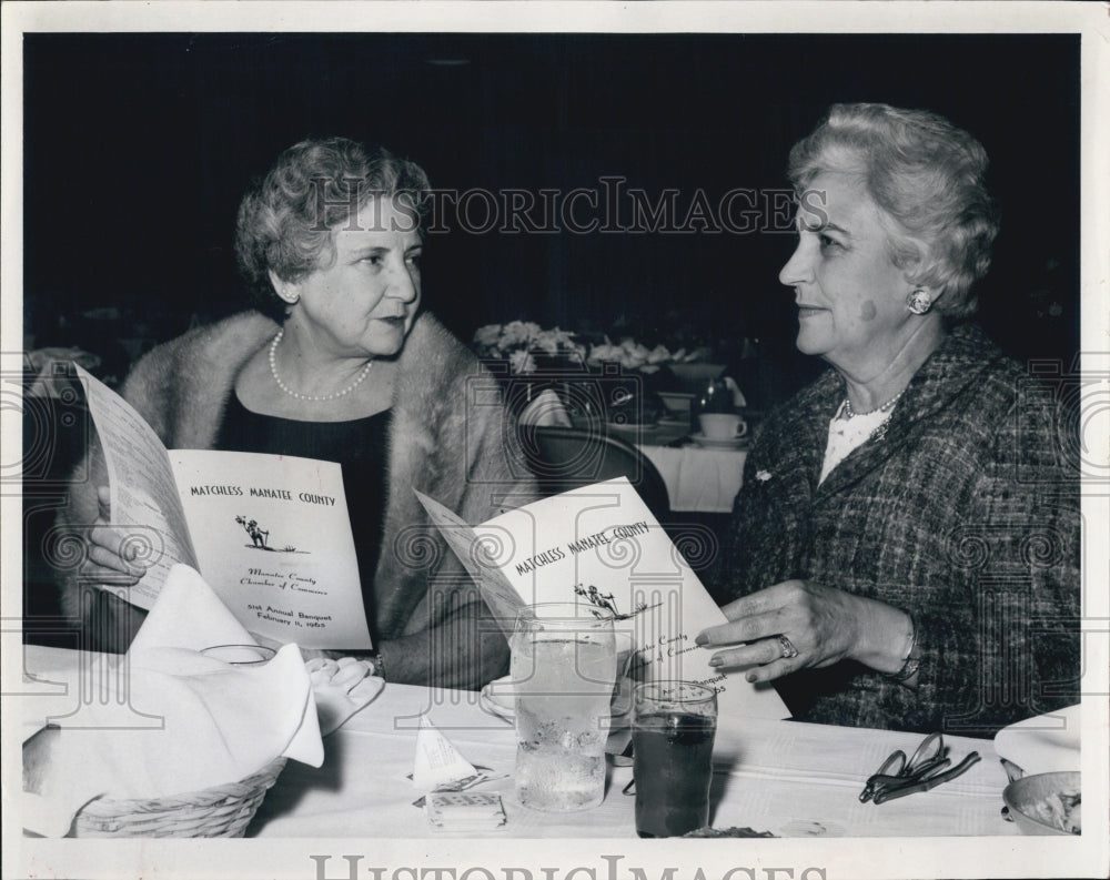 1965 Press Photo of Elizabeth Dyson &amp; Mrs. Raymond Barber of Manatee Nat&#39;l Bank - Historic Images