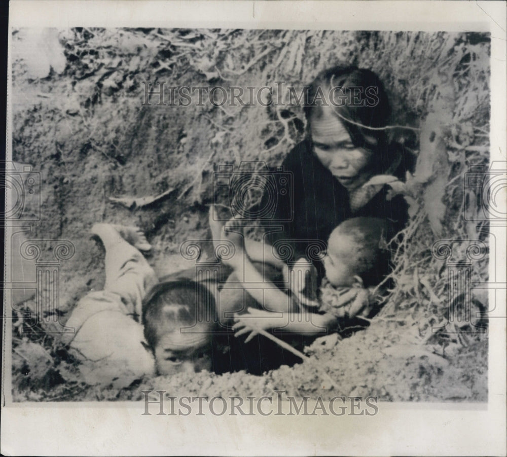 1965 Press Photo of woman kids in hole as Marines Viet Cong fight - RSG18607 - Historic Images