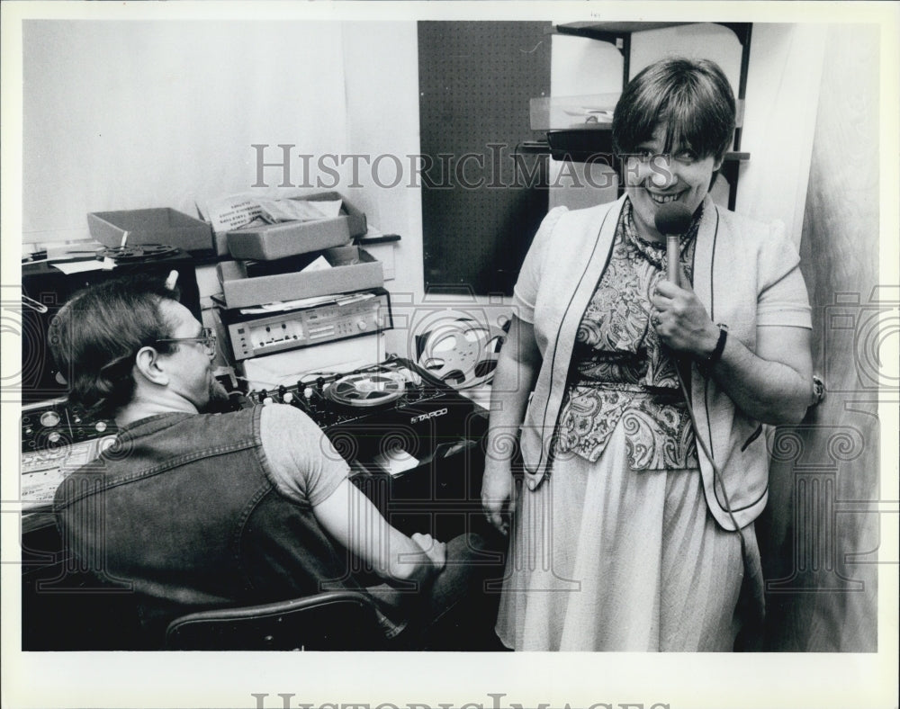 1986 Press Photo Lady Disc Jockey With Microphone Man At Desk - Historic Images