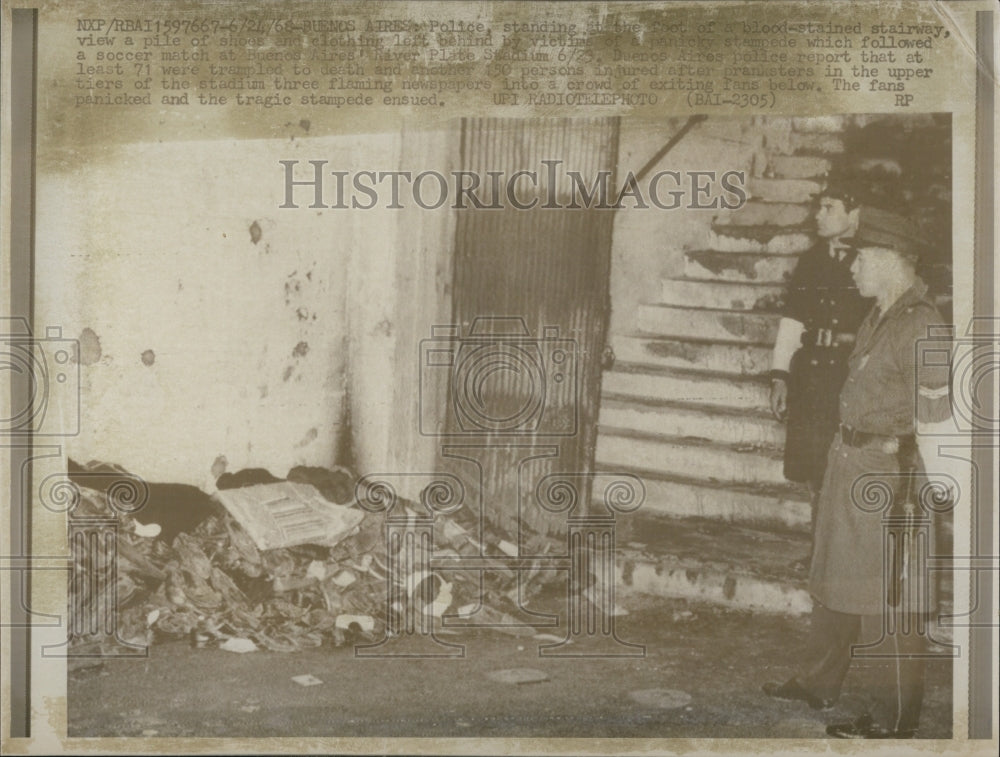 1968 Buenes Aires Police Looking At Blood Stains On Stairs Argentina - Historic Images