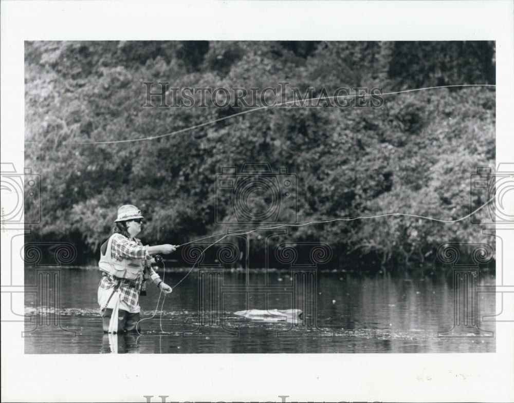 1991 Press Photo Dennis Pace Of Detroit Fishing For Bass And Pike On Belle Isle - Historic Images