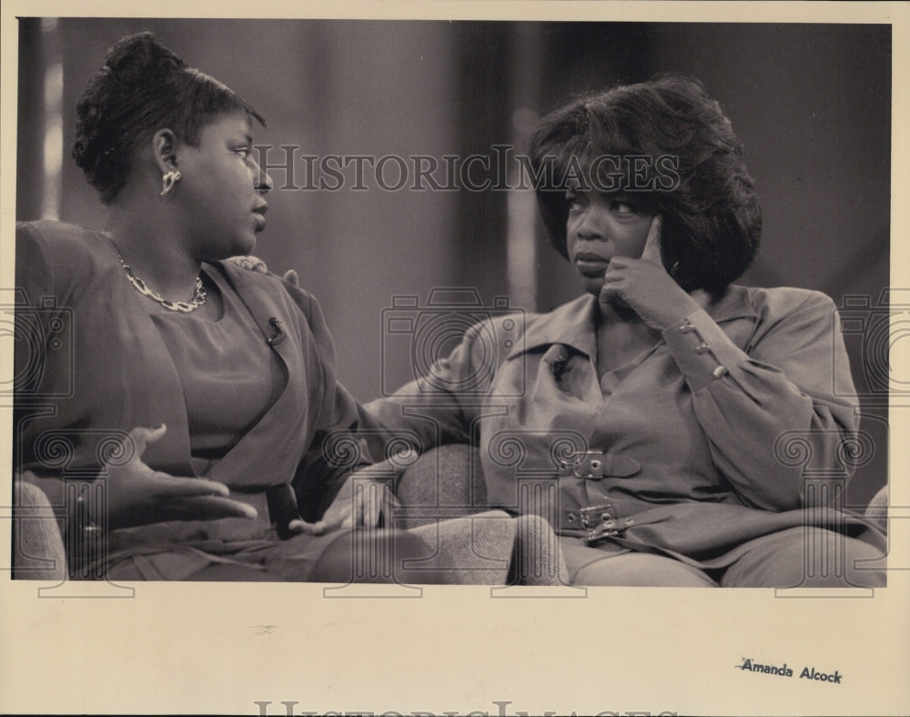 1993 Press Photo Oprah Winfrey Chats With Guest During Episode Of Her Talk Show - Historic Images