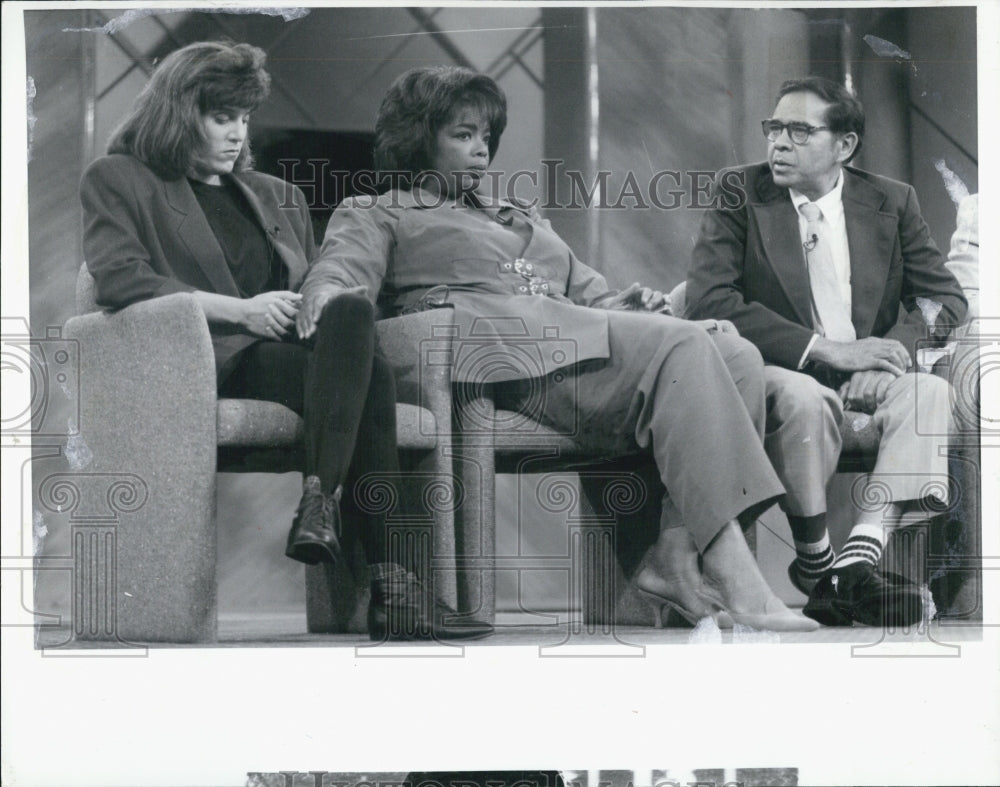 1982 Press Photo Talk Show Host Oprah Winfrey With Guests Christina And James - Historic Images