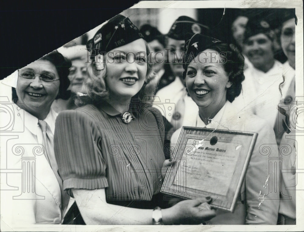 1938 Press Photo Actress Marion Davies Presented Plaque Women Legionnaires - Historic Images