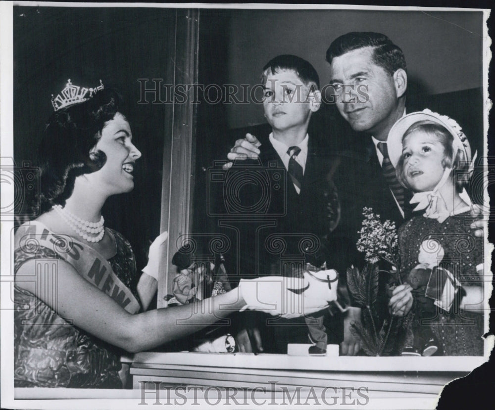 1960 Gov. Wesley Powell New Hampshire Beauty Queen Pageant New York - Historic Images