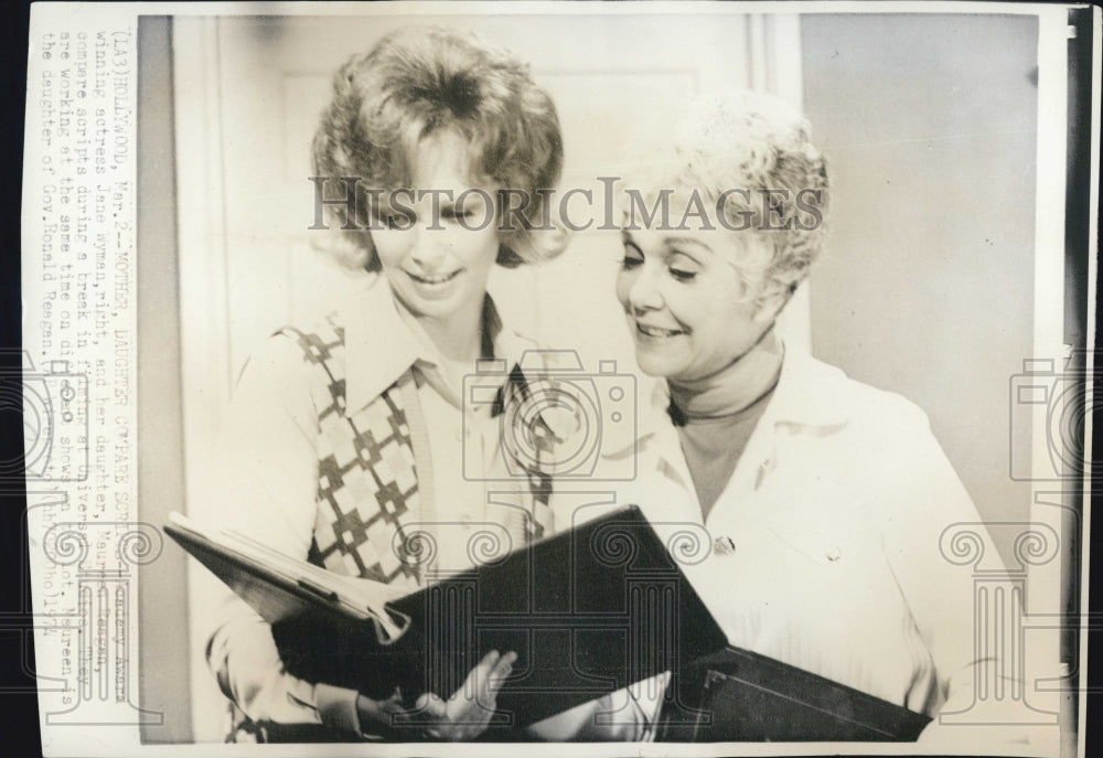 1974 Press Photo Actress Jane Wyman With Daughter Maureen Reagan Read Scripts - Historic Images