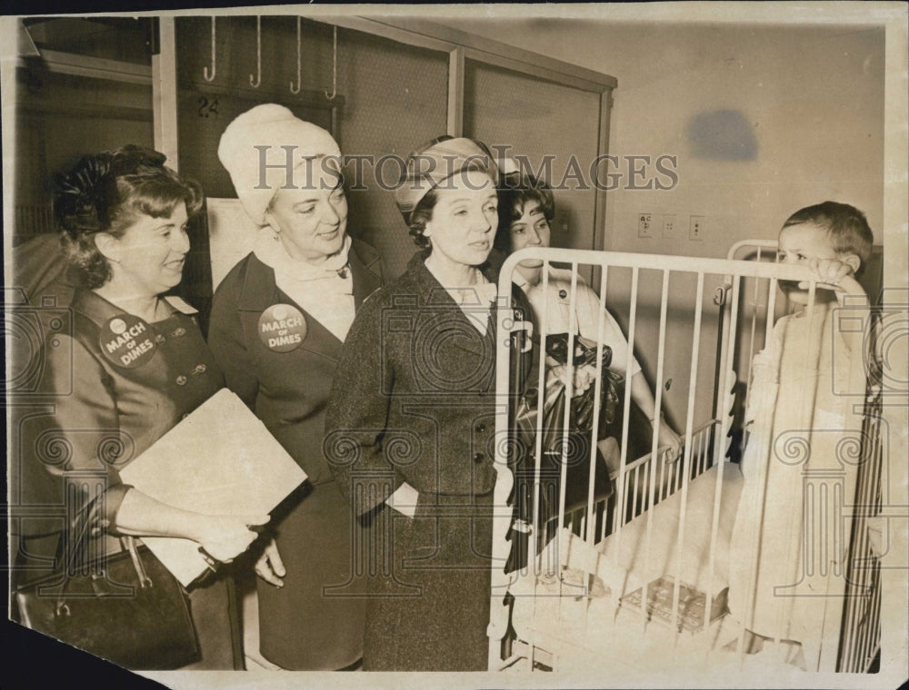 1966 Press Photo Actress Jane Wyatt Visits Timothy Riley At Boston Hospital - Historic Images