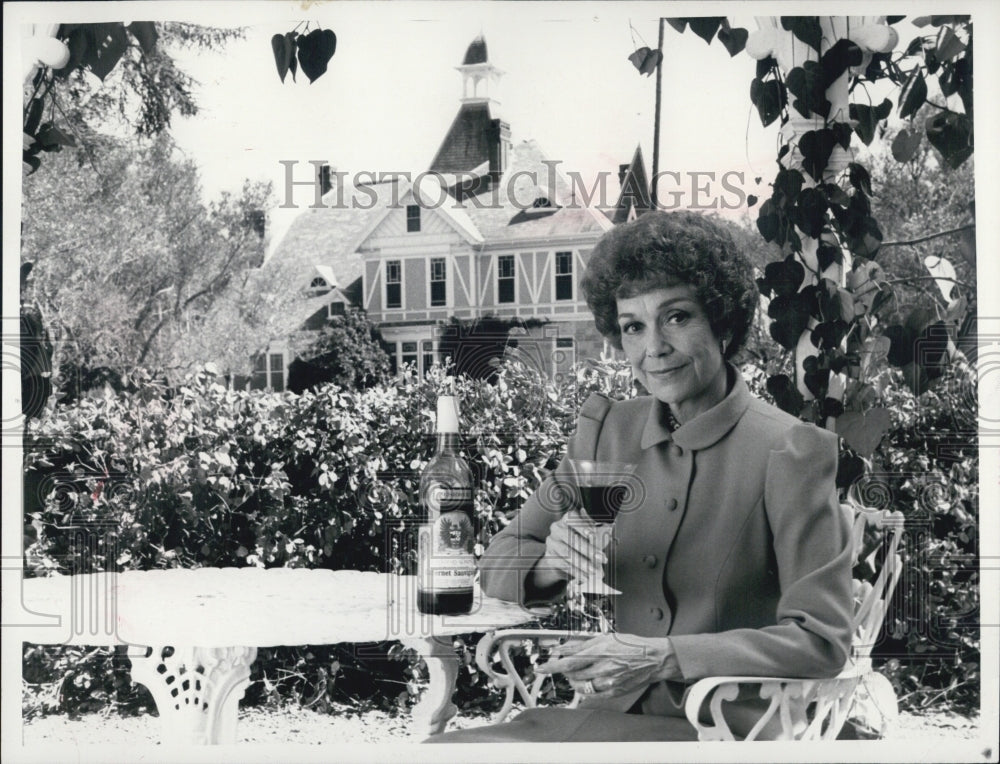 Press Photo Actress Jane Wyman With Bottle Glass Wine Outside Porch - Historic Images