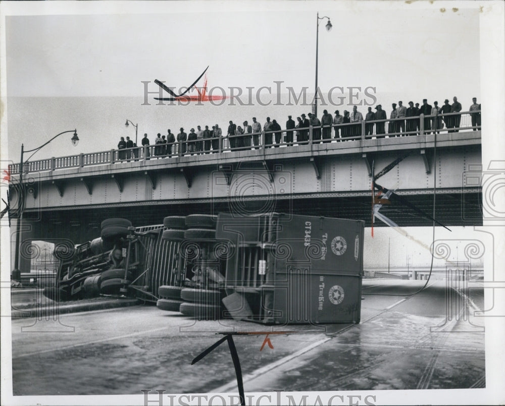 1956 Truck carrying 12 tons of apples accident in Detroit expressway - Historic Images