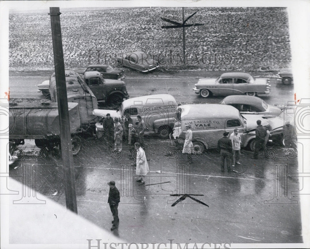 1955 11 cars and trucks accidents in Ford Expressway - Historic Images