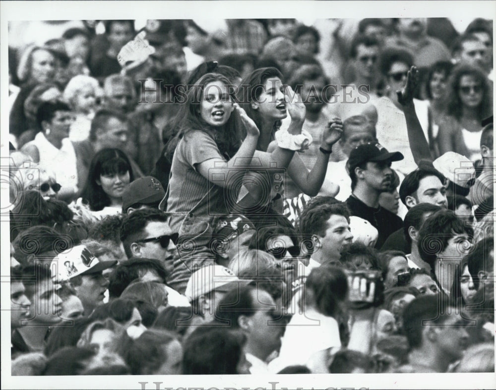 1995 Press Photo Fans General View Jon Bon Jovi Rock Band Concert Boston - Historic Images