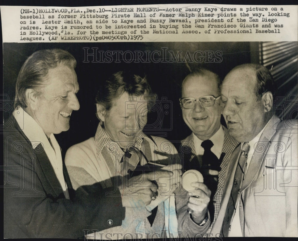 1975 Press Photo Actor Danny Kaye &amp; Ralph Kiner &amp; Lester Smith &amp; Buzzy Bavasi - Historic Images