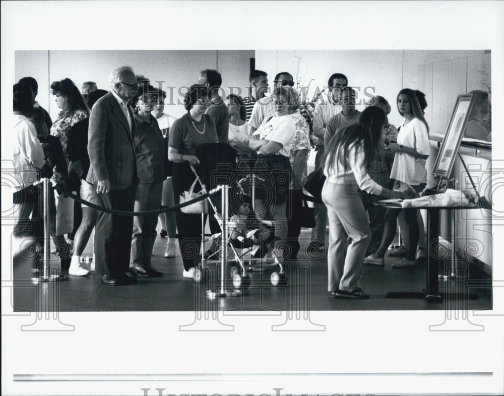 1994 Press Photo Mary Gould Signing Condolance Book For Jackie Onassis - Historic Images